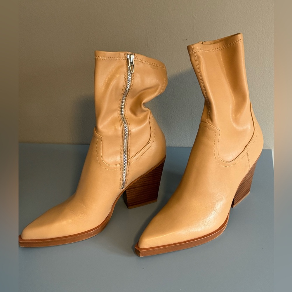 Dolce Vita Boyd tan faux leather block heel ankle boot - size 9